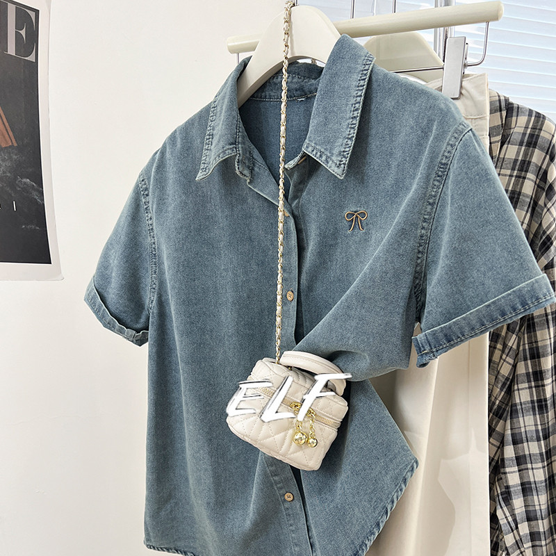 ELFwoo เสื้อยีนส์แขนสั้นปักสีฟ้ากับความรู้สึกของการออกแบบหลวมด้านบน