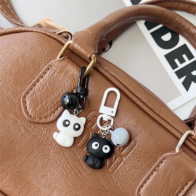 การ์ตูนเรซิ่นสีดําสีขาวแมวน่ารักคู่พวงกุญแจ-ตลกกระเป๋าเป้สะพายหลังตกแต่งจี้พวงกุญแจ - รูปที่ 4