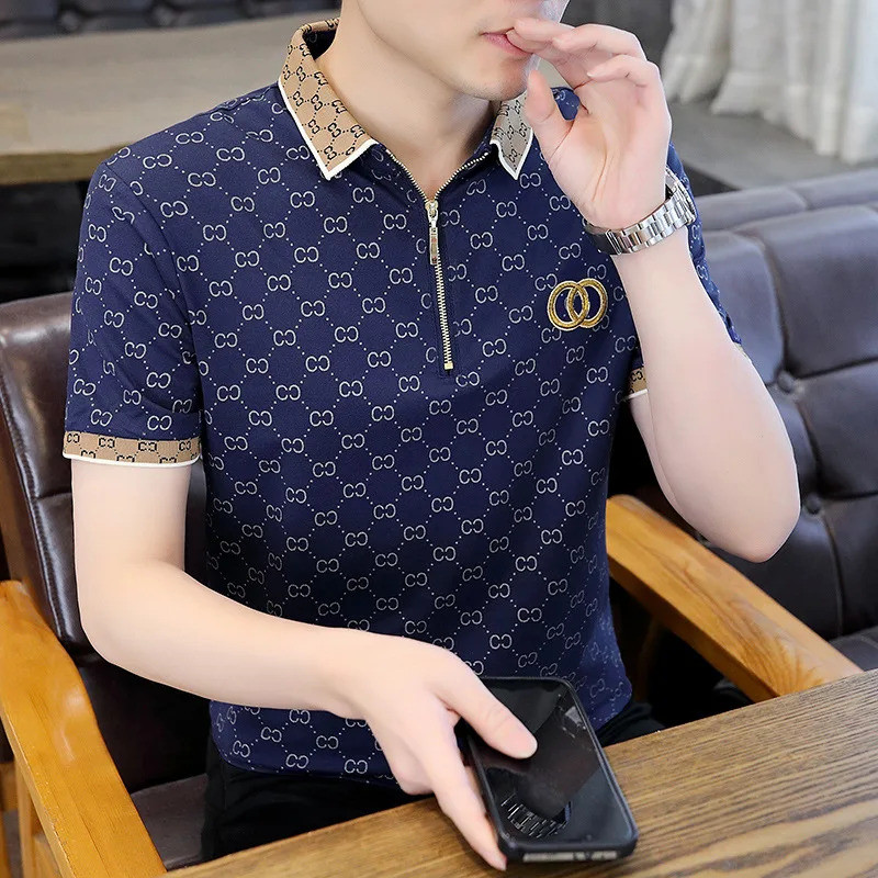 เสื้อโปโลผู้ชายแขนสั้นแบบสวมหัว ลายพิมพ์ทันสมัยสำหรับหนุ่มๆ สวมใส่ง่ายในฤดูร้อน