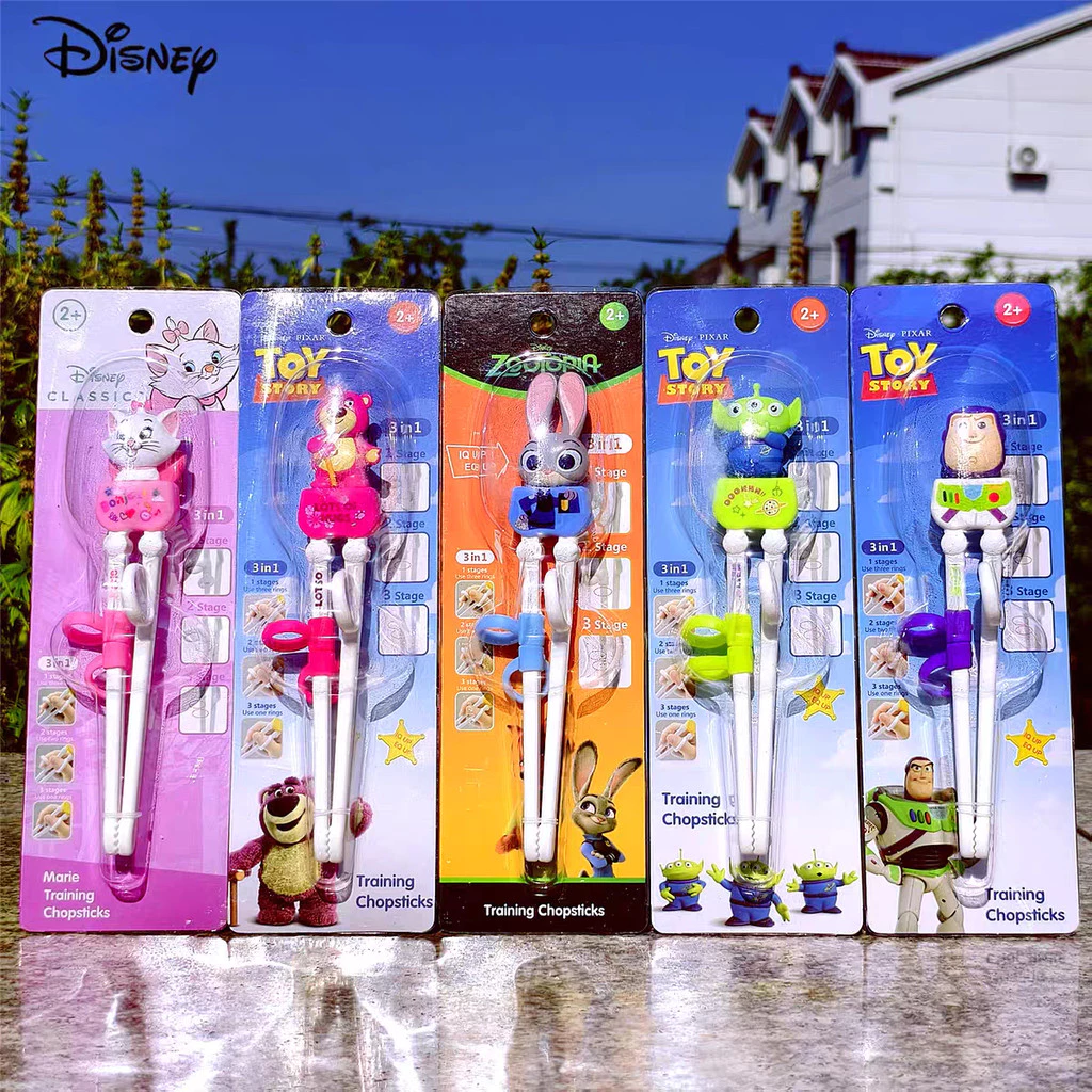 Disney Toy Story Strawberry Bear ตะเกียบฝึกหัดเด็กการออกแบบกันลื่นสําหรับเด็กอุปกรณ์การเรียนรู้บนโต๊ะอาหาร