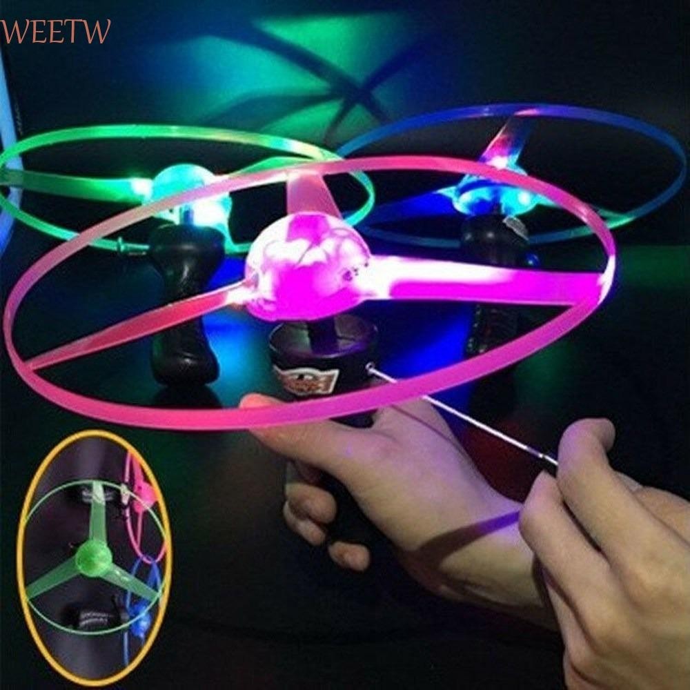 Weekw LED Flying UFO โคมไฟเกมกลางแจ้ง Illuminated ของเล่นกลางแจ้ง Flying Gyroscopes หมุนเครื่องบินเฮลิคอปเตอร์ของเล่นเชือก Flying Pull String Flying UFO
