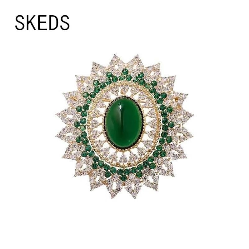 Skeds High-end Emerald Rhinestone รอบเข็มกลัดป้ายสําหรับผู้หญิงผู้ชายแฟชั่น Elegant Lady Exquistie งานแต่งงาน Pin เครื่องประดับ
