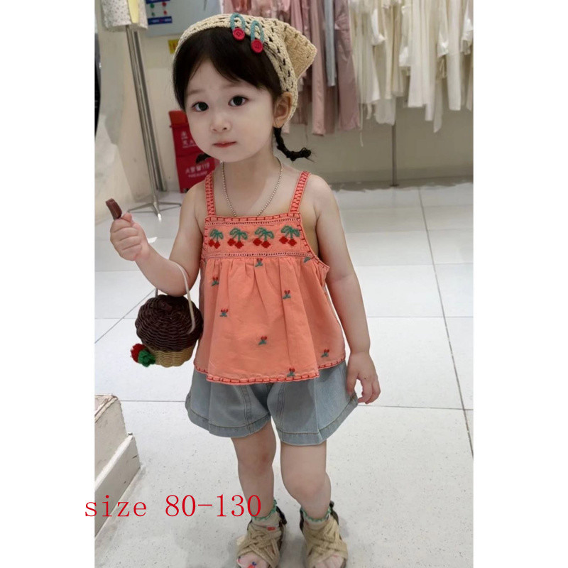 [Aria]ชุดเซ็ทเด็กผู้หญิง 2024ฤดูร้อนสไตล์ใหม่สาวเชอร์รี่เสื้อกั๊กแฟชั่นกางเกงขาสั้นผ้ายีนส์สูท