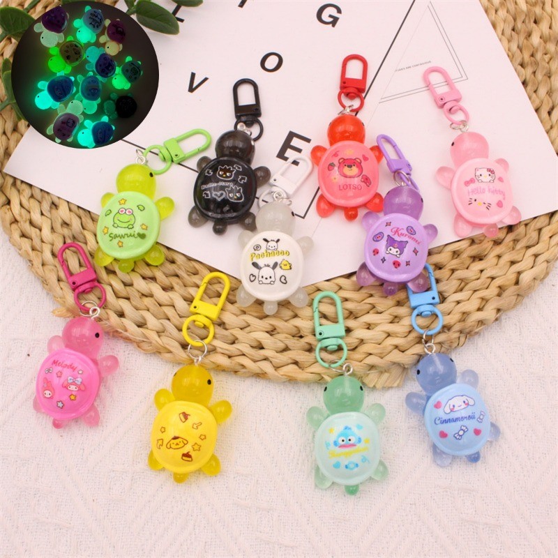 การ์ตูน Luminous Sanrio เต่าพวงกุญแจน่ารักเรืองแสงในที่มืด Hello Kitty Kuromi พวงกุญแจกระเป๋าจี้อุปกรณ์เสริมกุญแจรถ