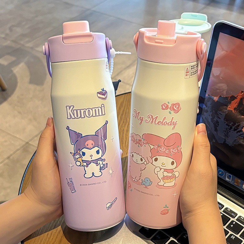 SANRIO กระติกน้ําร้อนไล่โทนสี ซานริโอ พร้อมที่จับ กระติกน้ําความจุขนาดใหญ่ 730 มล. สําหรับเด็กและนักเรียนเพื่อดื่มโดยตรงถ้วยน้ํา