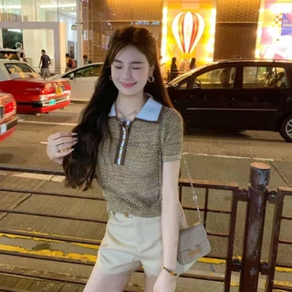 เสื้อกะทัดรัดด้วยแขนสั้นสไตล์ Chanel สำหรับฤดูร้อนปี 2025 ดีไซน์หรูหราและมี Polo collar เป็นเสื้อถักคุณภาพสูง