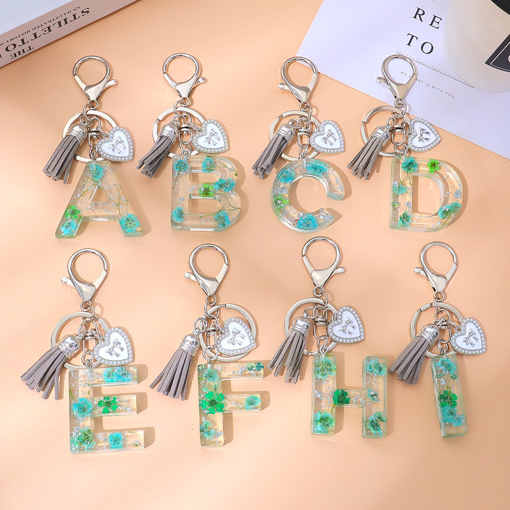 1 ชิ้นดอกไม้แห้งหวาน 26 ตัวอักษรพวงกุญแจ Creative Heart AZ เริ่มต้นเรซิ่นพวงกุญแจของขวัญเครื่องประดับ