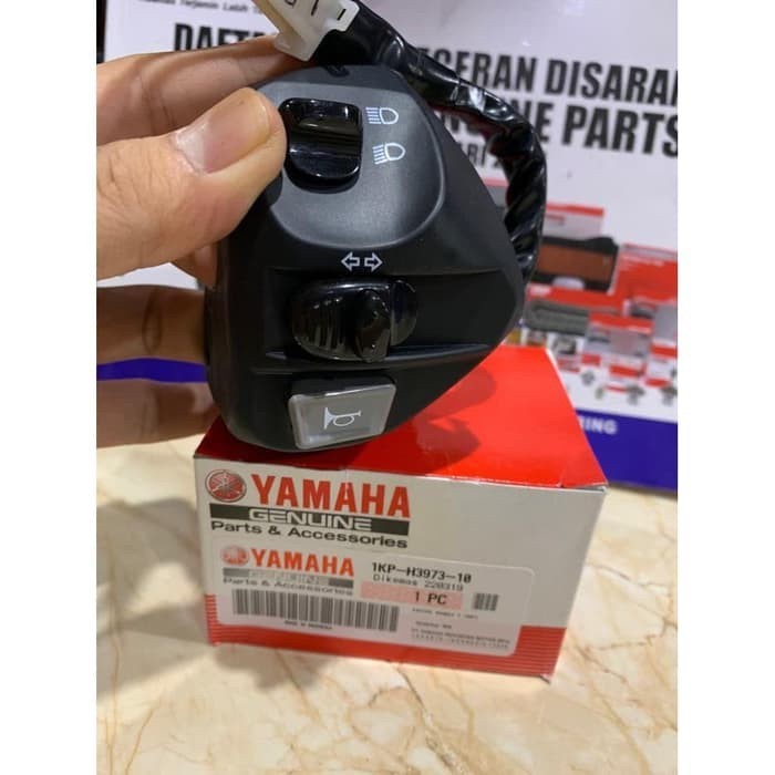 1KP-H3973-10 LEFT HOLDER SWITCH YAMAHA SOUL, XEON GT, XEON RC, MIO J, MIO Z, MIO M3 ORIGINAL YAMAHA 