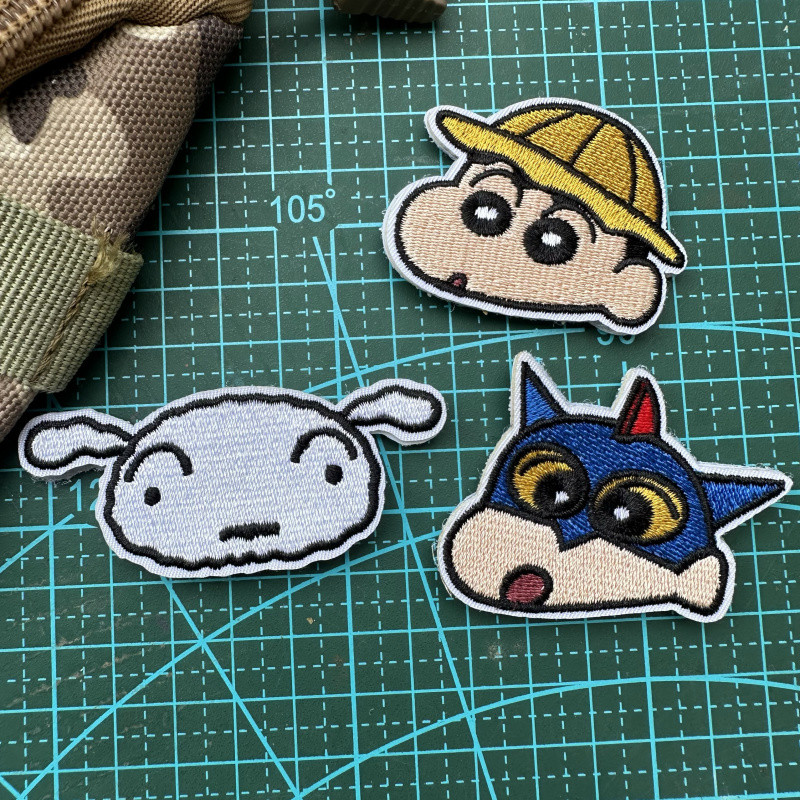 Crayon Shin-Chan เย็บปักถักร้อย Velcro Shin-Chan cos แบบไดนามิก Superman Morale Badge อะนิเมะญี่ปุ่น Badge/Armband เสื้อกั๊กยุทธวิธีกระเป๋าเป้สะพายหลังตกแต่งผ้า Badge ที่ถอดออกได้ DIY สติกเกอร์ผ้า