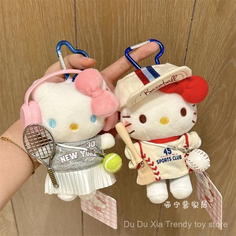 เบสบอล Hello Kitty พวงกุญแจตุ๊กตาตุ๊กตาเทนนิส Hello Kitty จี้กระเป๋าเป้สะพายหลังจี้ของขวัญเพื่อน