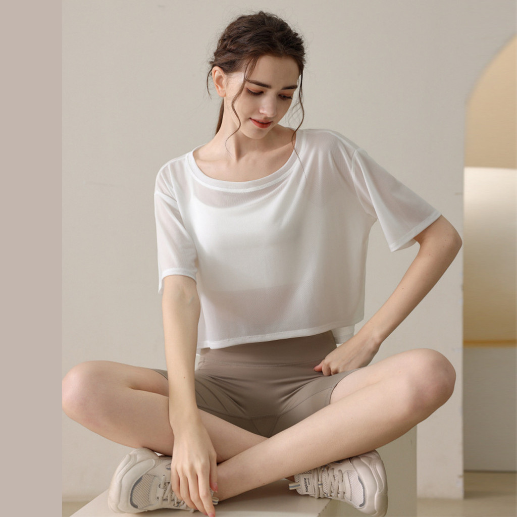 【พร้อมส่งในจีน】เสื้อโยคะ แขนสั้น เสื้อคลุมบราแบบบาง ทรงหลวม เนื้อผ้าแห้งไว สีขาว เสื้อกีฬาผู้หญิง