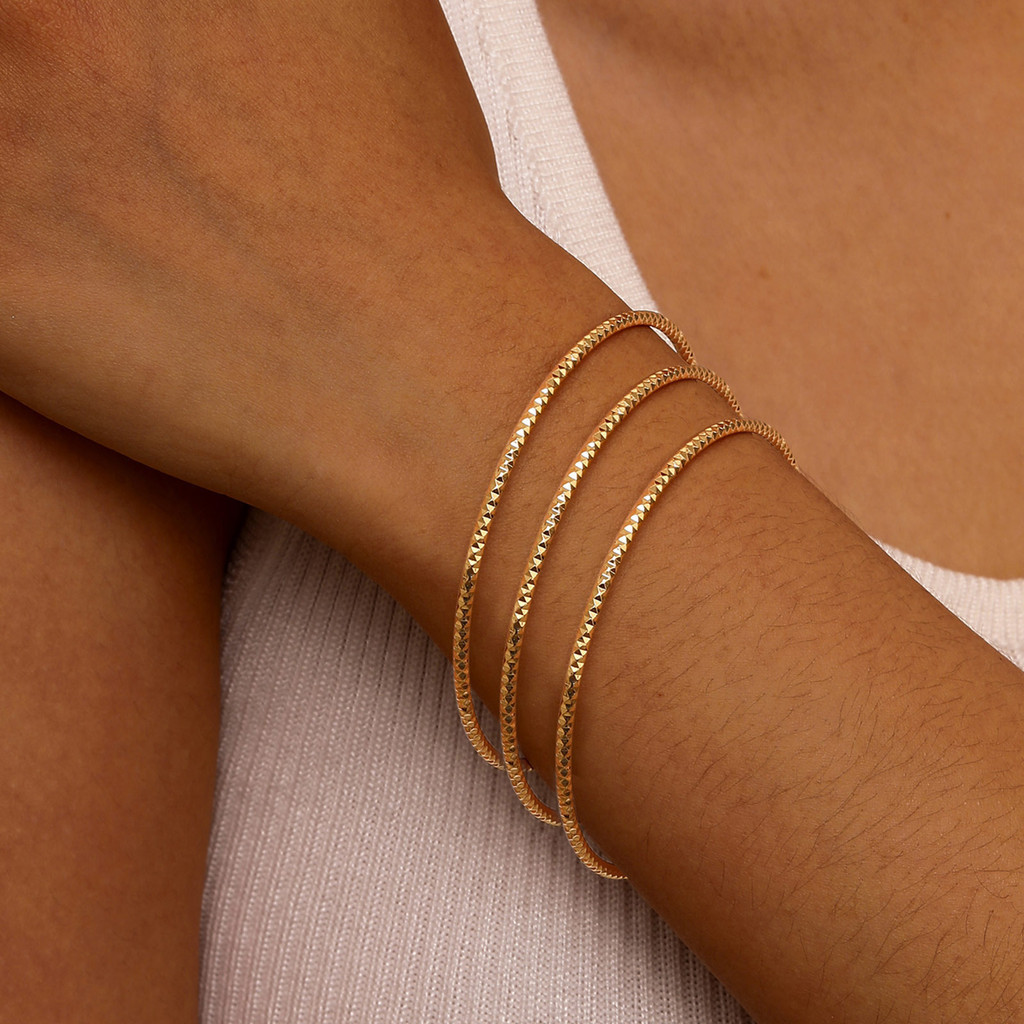 Vnox 2 มม.ผิวตอกคลาสสิกสร้อยข้อมือกําไลข้อมือผู้หญิง,18K Gold Luxury กําไลข้อมือเครื่องประดับของขวัญ