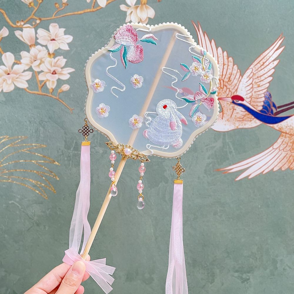 พัดลมโบราณปักดอกไม้ด้ามไม้ยาวเด็กผู้ใหญ่กลุ่มพัดลมจับคู่ ชม. อันฟู่ กี่เพ้า เต้นรําแคทวอล์ภาพพระราชวังพัดลม - รูปที่ 2