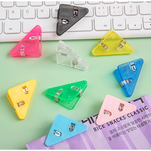 S0444 คลิปหนีบกระดาษ สามเหลี่ยม เข้ามุม คลิป คลิปใส คลิบ คลิปมุม ทรงสามเหลี่ยมน่ารัก สีเยอะมากๆ