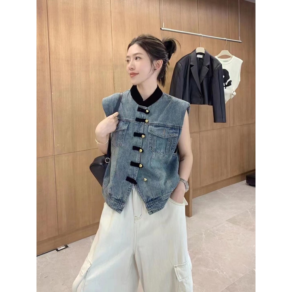 คอนทราสต์สียืนปกสไตล์จีนหัวเข็มขัดยีนส์เสื้อกั๊กผู้หญิงสินค้ายุโรปฤดูใบไม้ร่วงแฟชั่นย้อนยุคแจ็คเก็ตแขนกุด