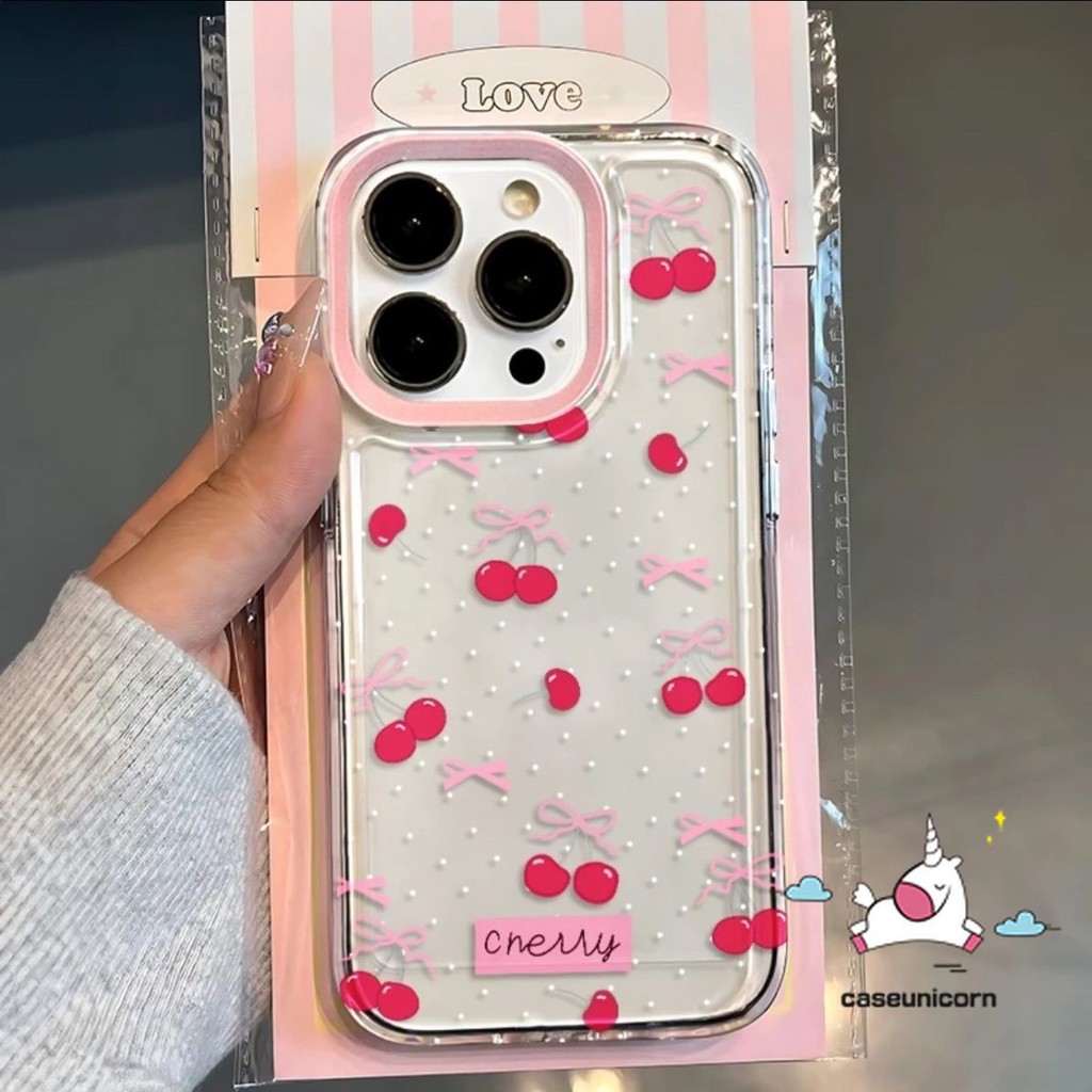 การ์ตูนหวาน Cherry Bow Tag สําหรับ IPhone 7Plus 12 14 16 13 11 15 Pro Max XR XS Max X 14 7 8 16 15 Plus SE2020 Retro Doodle น่ารักสร้อยข้อมือเชอร์รี่โปร่งใสนุ่มกรณี