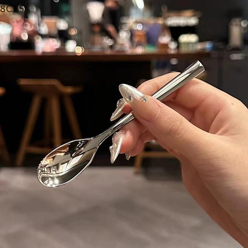 〔8C15〕 ช้อนกลมสแตนเลสสุทธิสีแดง Golden Dinner ด้ามยาวกวนช้อนขนมสําหรับอุปกรณ์ครัว Gadgets 〔8C〕