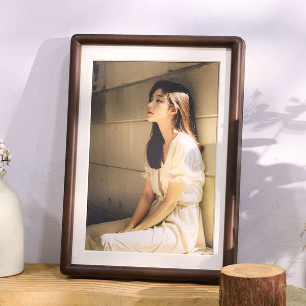 กรอบรูป a2 กรอบรูป a5 วอลนัทสีดําสีไม้เนื้อแข็งกรอบรูปแกว่งตารางระดับไฮเอนด์รู้สึกทําเองซักผ้าภาพทํา