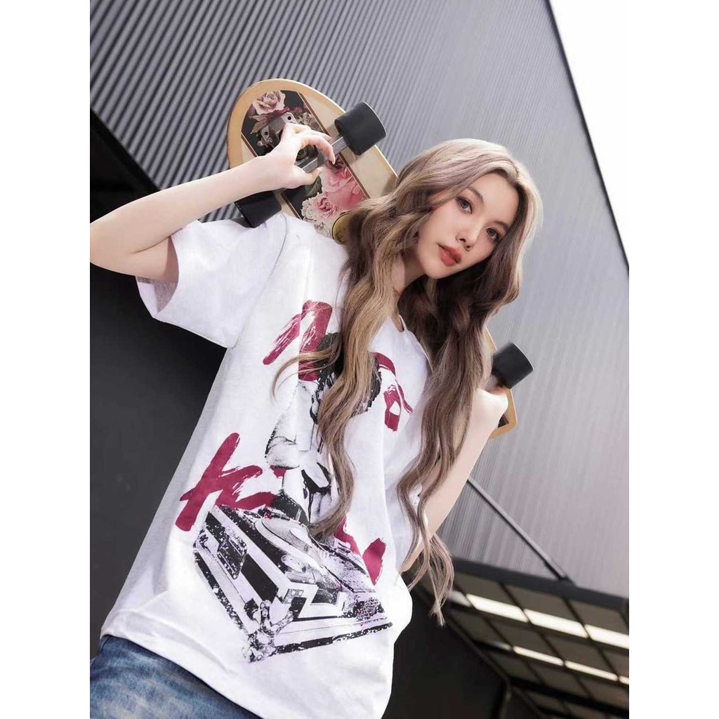 ความลับของเรา Lingorm Lingorm Lingorm สไตล์เดียวกัน Bruce Lee DJ Disc เสื้อยืดแขนสั้นหลวมผู้หญิงสินค