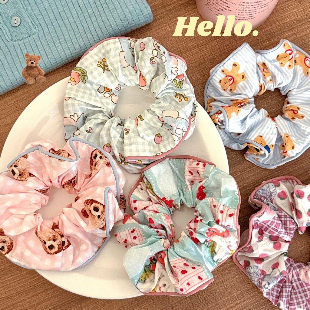 กิ๊บยางรัดผมลายดอกไม้ ผ้า scrunchie สไตล์หรูหรา ยางรัดผมหางม้า ยางรัดผมเกล้าผม ดีไซน์แฟชั่น ใช้งานได้หลากหลาย เครื่องประดับผมสุดชิค เพิ่มความสวยงามให้ทรงผมทุกแบบ