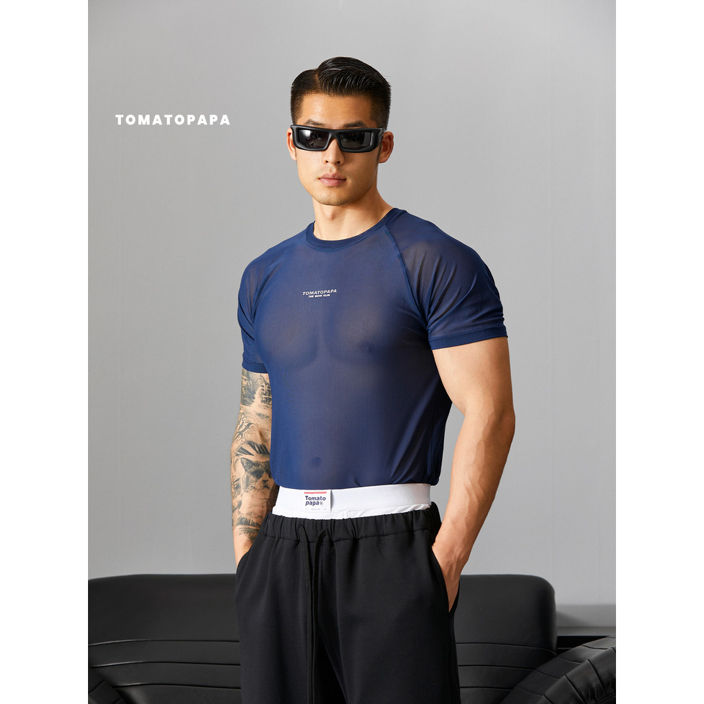 TOMATOPAPA เสื้อยืดผู้ชายแขนสั้น วัสดุกางโกะ ออกแบบมาในสไตล์ทันสมัยและเป็นธรรมชาติ เหมาะสำหรับการออกกำลังกายและการฝึกฝนฟิตเนส