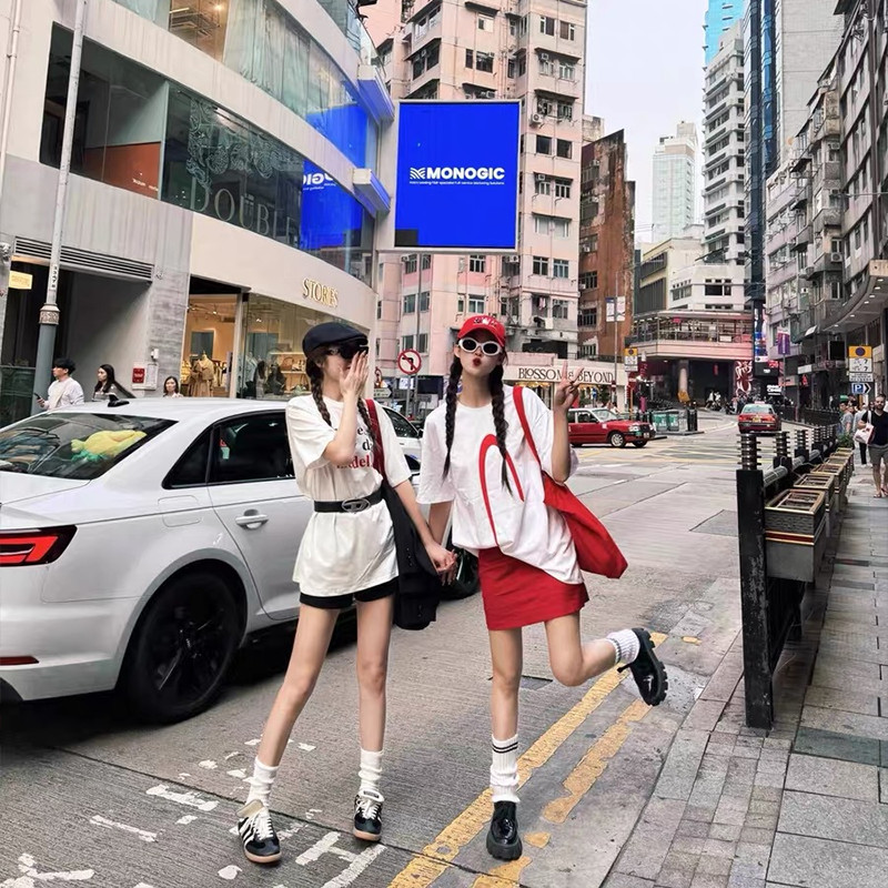 ไท่ดู ชนกลุ่มน้อย แฟชั่นกระเป๋าผ้าใบตัวอักษรสีแดงร่วมงานกระเป๋าสะพายความจุขนาดใหญ่