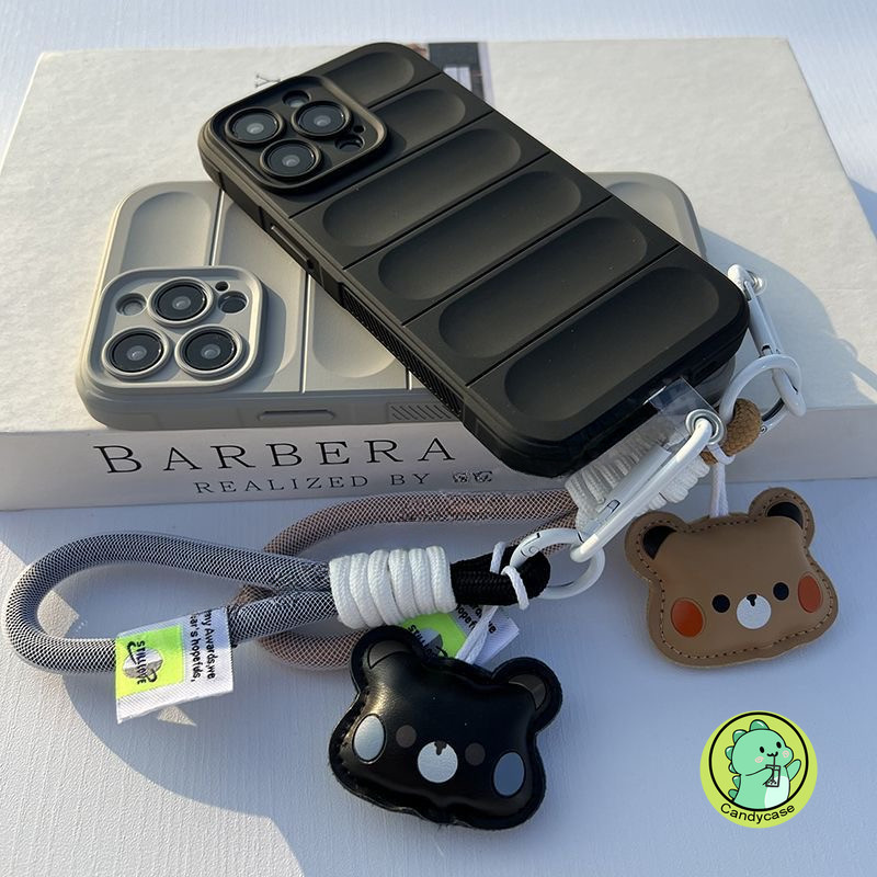 ปลอกพร้อมสายรัดสําหรับ Xiaomi 15 14T Pro Poco X7 Pro M7 Pro C75 F6 Pro 5G 4G Simple 3D สเตอริโอน่ารักการ์ตูนหมีสายรัดข้อมือกันกระแทก Slip Matte Soft Case - รูปที่ 5