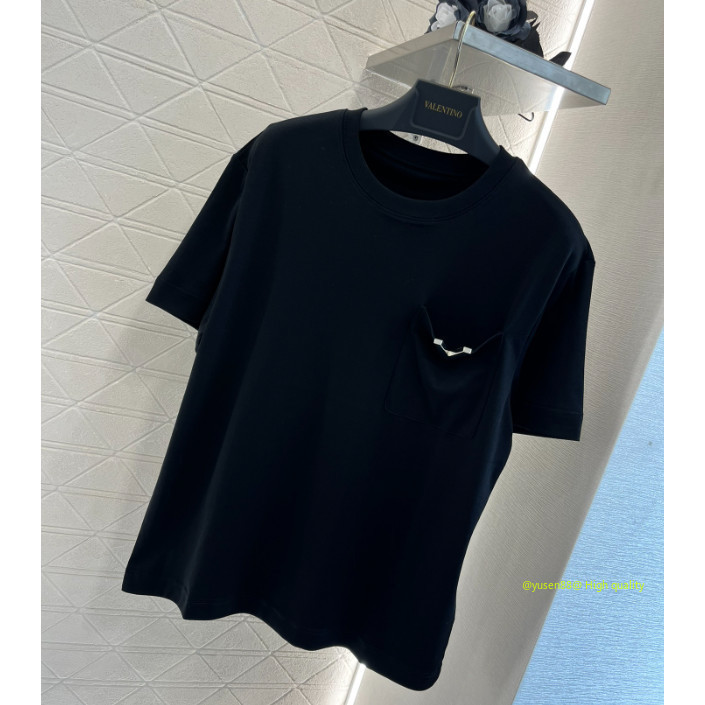 *** Hot Sale ***♥ วาเลนติน *♥ 2024 สินค้าใหม่ผ้าฝ้ายทั้งหมดวัสดุโลโก้โลหะ V Embellishment รุ่นหลวมรอบคอกระเป๋าเสื้อยืด