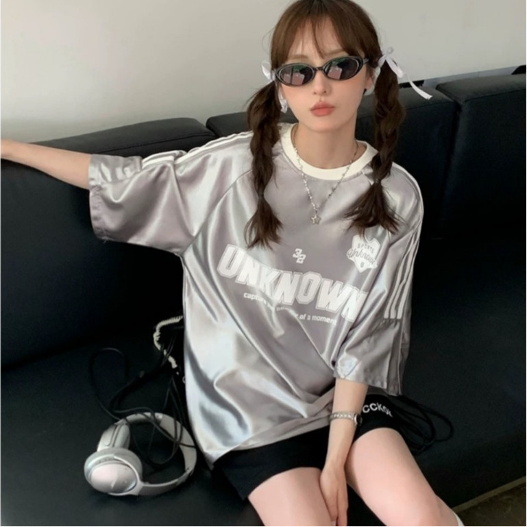 ไม่ทราบ เสื้อยืดคอกลมแขนสั้นสีเงินและสีดําจากบุคลิกภาพสไตล์เยาวชน ขนาดใหญ่เกินไป ใส่ได้ผู้ชายและผู้หญิง