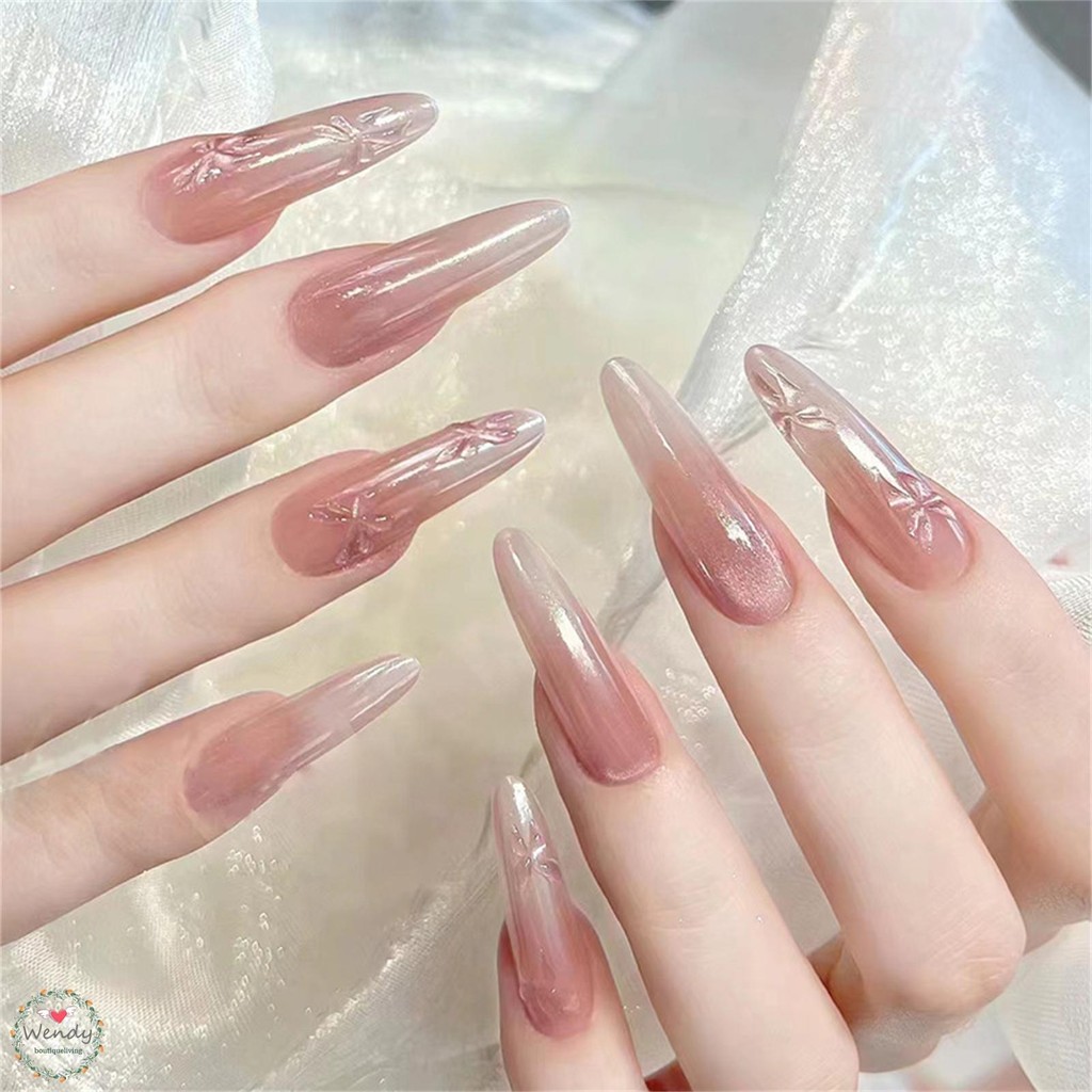 เล็บปลอมตาแมวสีชมพูอ่อนโยนพร้อมเล็บขอบธรรมชาติและเรียบ
