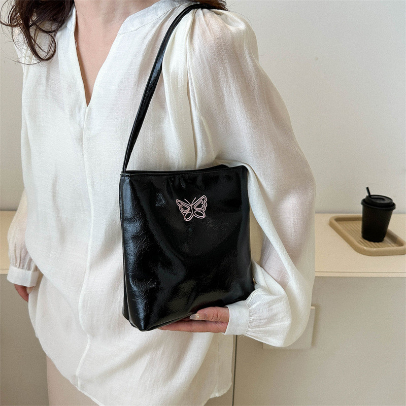 (w205) กระเป๋าถือ เปิดปิดแม่เหล็ก  สะพายไหล่ลายผีเสื้อน่ารัก หนังเงาวิ้งๆ bagdance