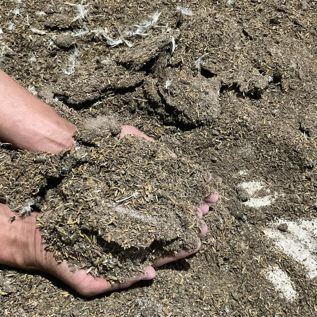 ขี้ไก่แกลบ 900g. มูลไก่แห้งผสมแกลบและดินปลูกต้นไม้ ขี้ไก่ผสมแกลบบำรุงพืช ปุ๋ยจากขี้ไก่ ขี้ไก่แกลบ ปุ๋ยคอก