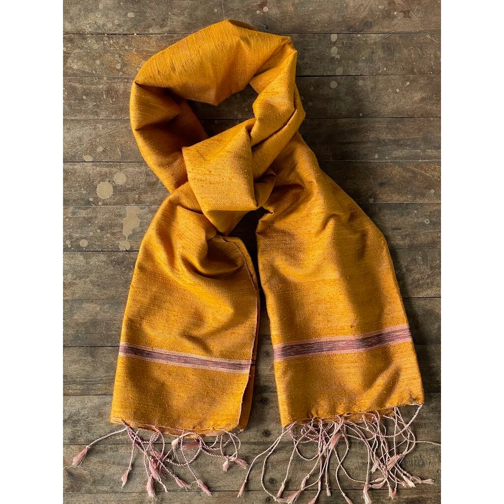 ผ้าคลุมไหล่ ไหมบ้านแท้ ทอเหยียบเหาะ เนื้อหยาบนุ่ม ขนาด 60x200 สีเหลืองทอง รหัส ZM-แม่คำมี ชุมชนบ้านท