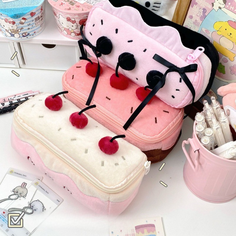 🍒กล่องดินสอ Plush Cherryน่ารักเค้ก กระเป๋าดินสอ วิจิตร ความจุขนาดใหญ่ อาวุโส นักเรียน เครื่องเขียน