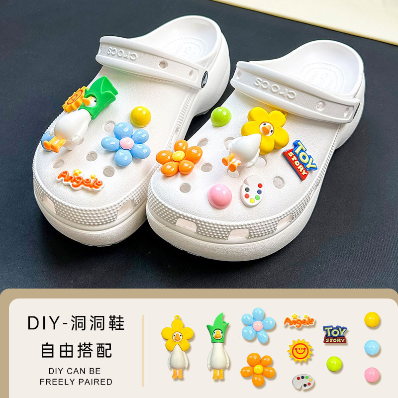 [เป็ดเป็ดซีรีส์] รองเท้าหลุมดอกไม้ที่ถอดออกได้ทําเองอุปกรณ์เสริมการ์ตูนอุปกรณ์เสริมความรู้สึกระดับไฮเอนด์หัวเข็มขัดรองเท้าพร้อมสต็อก