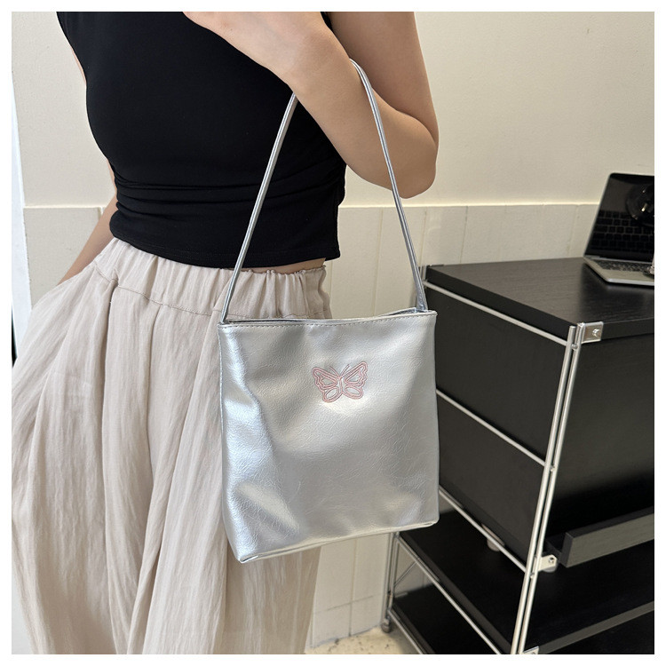 (w205) กระเป๋าถือ เปิดปิดแม่เหล็ก  สะพายไหล่ลายผีเสื้อน่ารัก หนังเงาวิ้งๆ bagdance