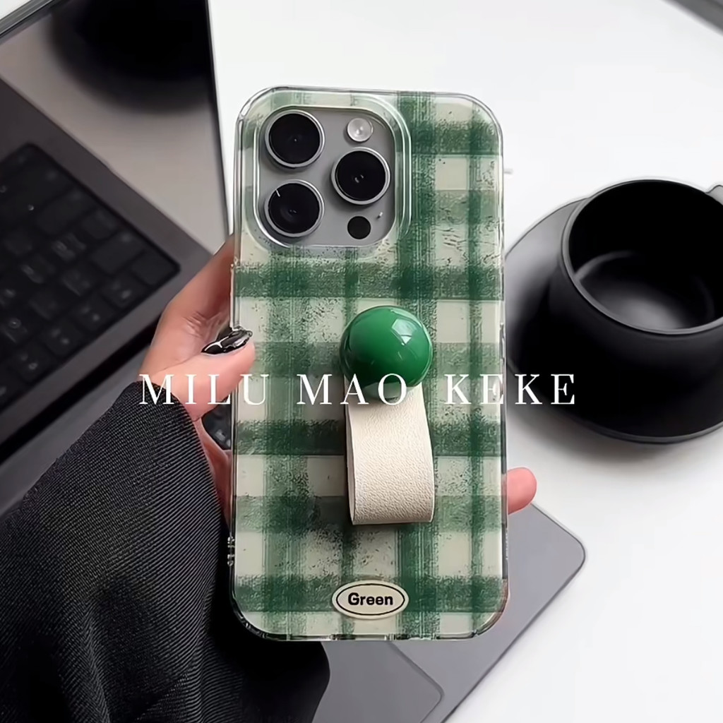 เรียบง่ายและสร้างสรรค์สีเขียวลายสก๊อตสีเขียวสีเขียว Ball Buckle IPhone สําหรับ 7/8 Plus 14/13promax 12/11 โปร่งใสขนาดใหญ่ Anti-drop IPhone15 นุ่ม XR/xs ภาพวาด