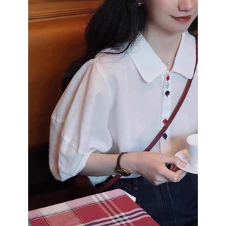 MIMI&DIDI#สีขาวพัฟแขนเสื้อเชิ้ตแขนสั้นผู้หญิงฤดูร้อนหลวมออกแบบ Niche ครึ่งแขนเสื้อด้านบน ปุ่มหลากสีก็น่ารัก#W463