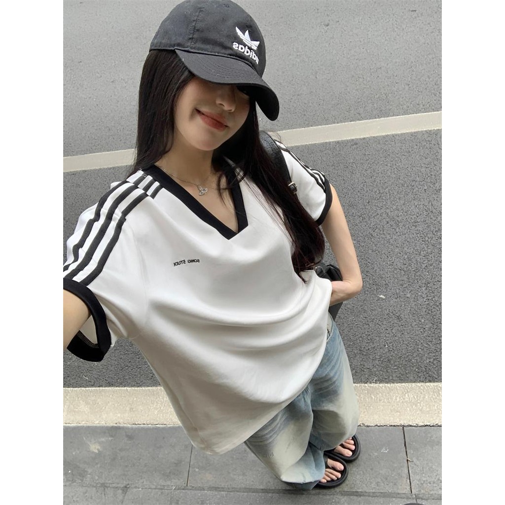 Grace เสื้อโปโลคอวีแขนสั้นลายทางทรงสลิมฟิตสไตล์เกาหลีสไตล์เรโทร ผ้าคอตตอนให้สัมผัสนุ่มสบาย-พร้อมส่ง- #2654