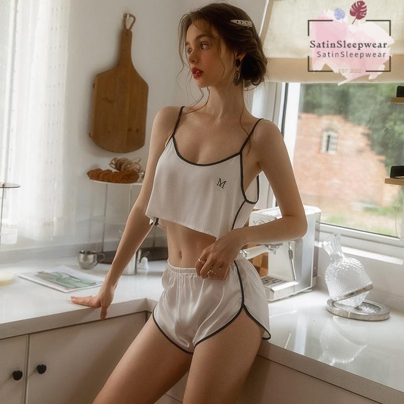 SatinSleepwear💌💌ชุดนอนผ้าไหมน้ำแข็งใหม่ ชุดนอนผู้หญิง 2 ชิ้น มีสีดำและสีขาว หลวมสบาย เนื้อผ้าเรียบ.