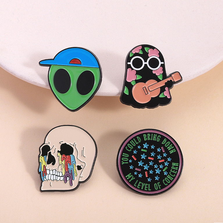 เข็มกลัดการ์ตูนสไตล์ Hip-hop & Punk กากบาทเคลือบเงา พร้อมป้ายโลหะ สไตล์ Aliens สำหรับแต่งเติมเสื้อผ้าและกระเป๋าเป้