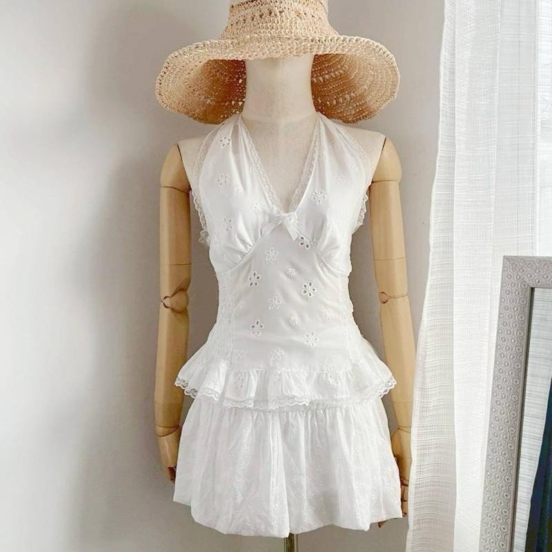 Jayleen outfit : เสื้อคล้องคอผ้าลูกไม้สีขาว สม๊อคหลัง