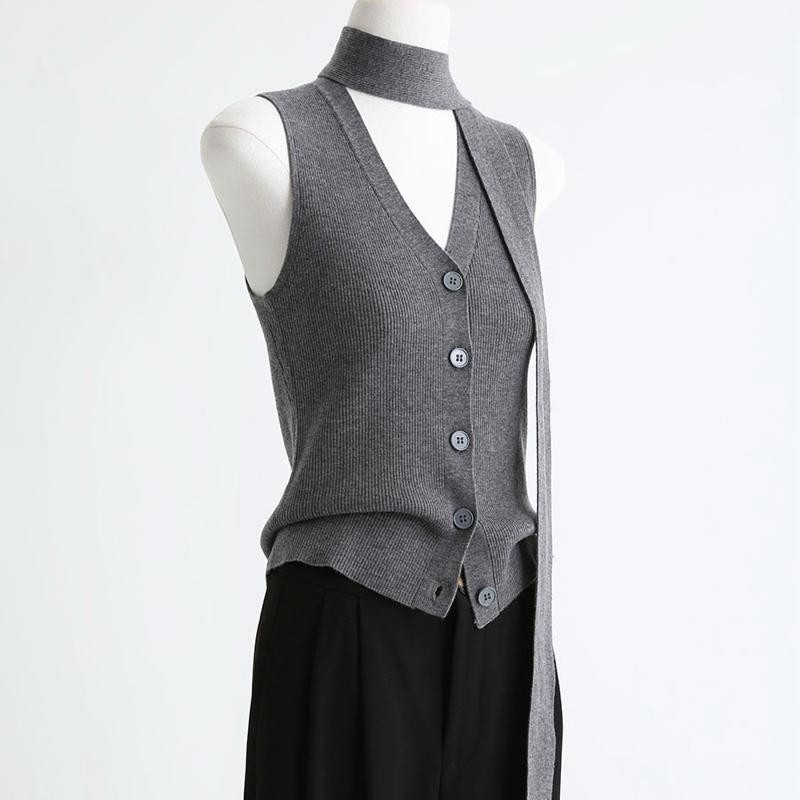 Jayleen Outfit : Hazel เสื่อแขนกุดผ้าไหมพรมสไตล์มินิมอล