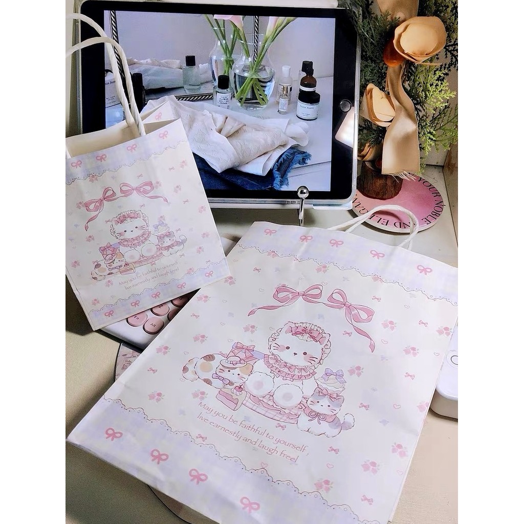 ถุงของขวัญ น่ารัก ถุงกระดาษวันเกิด แมวน่ารัก🐱 ดอกไม้ ลายสก๊อต มี2ขนาดให้เลือก พร้อมส่ง！！ - รูปที่ 3