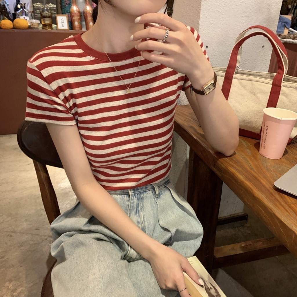 เสื้อผ้าแฟชั่นผู้หญิง  เสื้อยืดลายทาง แขนสั้น ผ้าคอตตอนของผู้หญิง เกาหลี เรียบง่ายสะพาย เสื้อแขนสั้นสีแดง