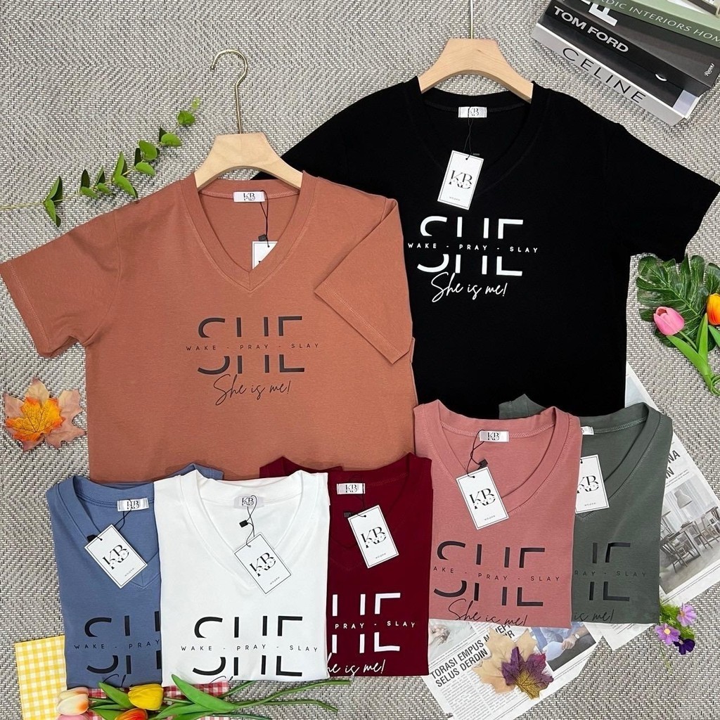 น68 เสื้อผ้าเด้งคอวีสกรีนอักษรลาย SHE ป้ายKB