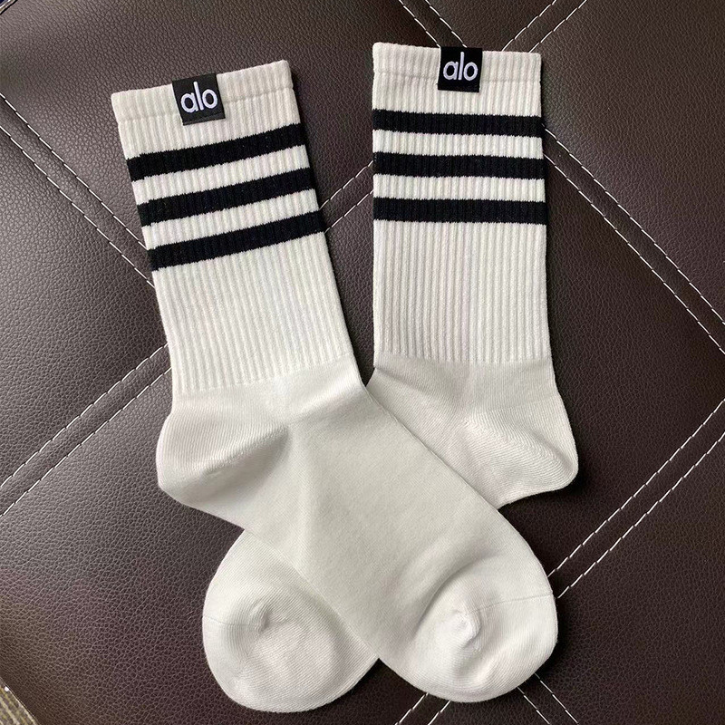 Alo Yoga ถุงเท้าสีดําและสีขาวคลาสสิกถุงเท้ากีฬาคู่ผ้าฝ้ายแท้พร้อมแถบสามแท่ง