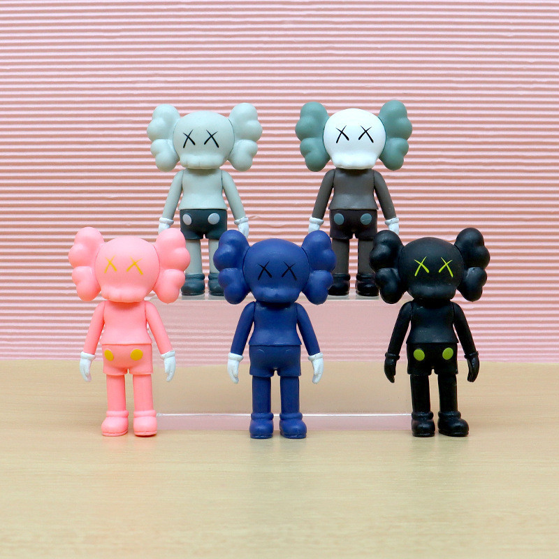 Influencer Trend KAWS Koss โมเดลรูปตุ๊กตาการ์ตูนชุดเครื่องประดับตกแต่งรถยนต์ขายส่ง