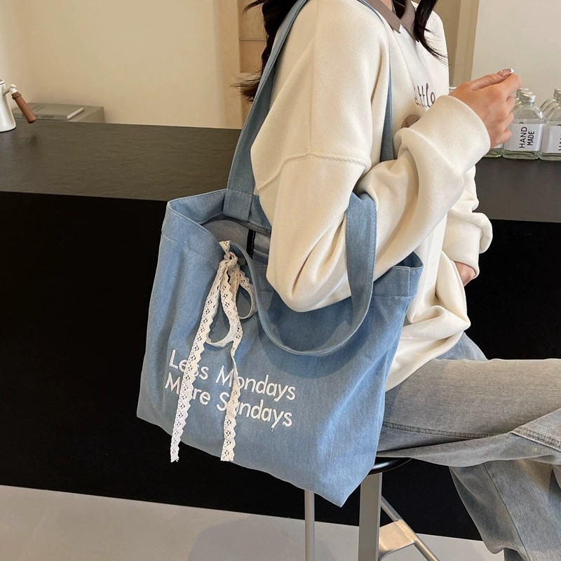 xspeedfashion(X2098) กระเป๋าถือผ้าผ้ายีนส์ งานปัก LessMondays+มีโบว์