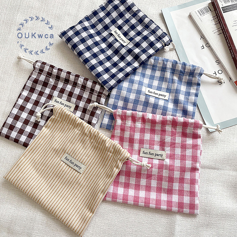 Oukwca al ผ้าฝ้ายลายสก๊อตกระเป๋า Drawstring สําหรับผู้หญิงแบบพกพา Finishing กระเป๋าแต่งหน้าน่ารัก Candy Organizer ใหม่